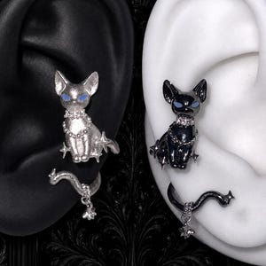 Gotische oormanchet met kattenoortjes, zilverkleurige oormanchet met zwart kitten, donkere fantasie dierensieraden, cyberpunk statement oorbel, alternatief cadeau