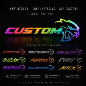 Puede incluir: Una colección de emblemas personalizados con un logotipo de Hellcat de colores arcoíris y la palabra CUSTOM. Debajo hay varios diseños de texto que incluyen RAPTOR, NIGHTRUNNER, VELOCITY, OUTLAW, PHANTOM, FURY, BEASTMODE, RELENTLESS y APEX.
