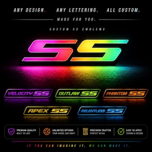 Peut inclure: Une collection d'emblèmes SS personnalisés avec un éclairage LED aux couleurs vives sur fond noir. Le texte inclut "ANY DESIGN. ANY LETTERING. ALL CUSTOM. MADE FOR YOU." et "VELOCITY SS," "OUTLAW SS," "PHANTOM SS," "APEX SS," "RELENTLESS SS," et "IF YOU CAN IMAGINE IT, WE CAN MAKE IT."