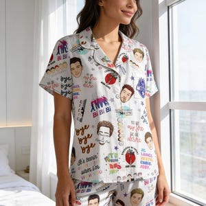 Conjunto de pijama inspirado en la cultura pop. Lindo conjunto de shorts con estampado gráfico. Ropa de dormir divertida y moderna. Conjunto cómodo para estar en casa. Regalo único para mujeres fans.