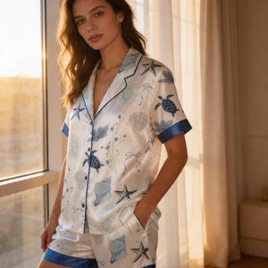 Conjunto de pijama con estampado de conchas marinas, tortuga marina y estrella de mar, ropa de dormir azul y blanca de satén, pijama costero para abuela, ropa de estar por casa en la playa, regalo para ella.