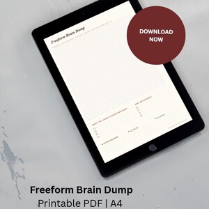 Può includere: Un tablet nero mostra un pianificatore digitale intitolato "Freeform Brain Dump". Lo schermo include suggerimenti per la riflessione e un pulsante "Scarica ora". È visibile anche il testo "PDF stampabile | A4".
