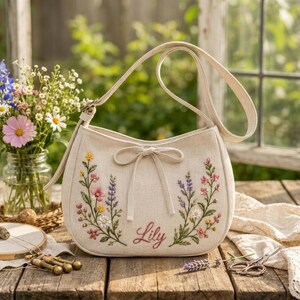 名入れ刺繍入りリネンショルダーバッグ、手作り花柄財布、カスタムネームバッグ、コテージコアリネンハンドバッグ、クロスボディバッグ、女性へのギフト