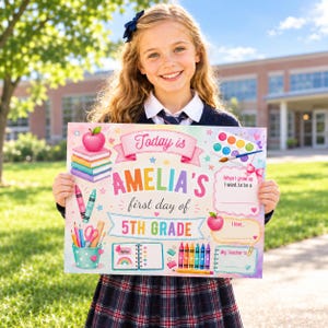 以下が含まれることがあります： Today is AMELIA'S first day of 5TH GRADEというテキストが書かれた長方形の学校用サイン。本、クレヨン、絵の具パレット、ペン立てのカラフルなイラストと、個人的な詳細を記入するための空白のセクションが含まれています。