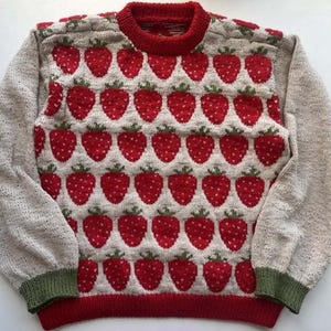 Peut inclure: Ensemble de trois mugs en céramique avec une finition mate et mouchetée. Les tasses sont de couleur crème, gris clair et gris foncé. Chaque mug a un design simple et minimaliste, idéal pour le café ou le thé.