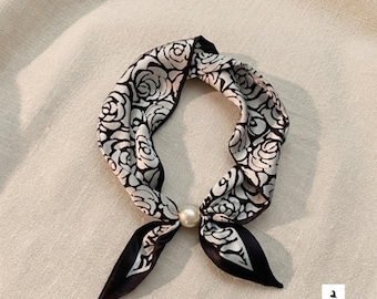 Eleganter magnetischer Perlenschal – Halstuch mit schwarz-weißem Blumenmuster für Damen