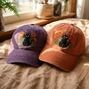 Gorro bordado de gato negro con flores silvestres, gorra de béisbol botánica estilo cottagecore