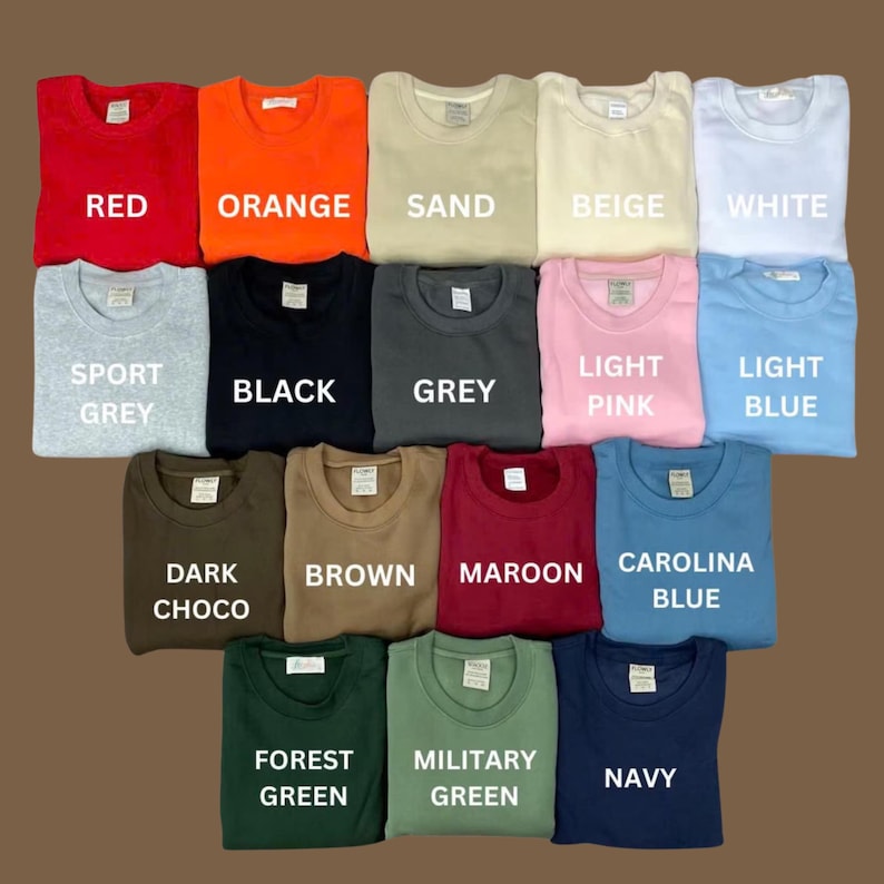 Puede incluir: Una colecci&oacute;n de quince sudaderas de cuello redondo en varios colores s&oacute;lidos, incluyendo rojo, naranja, arena, beige, blanco, gris deportivo, negro, gris, rosa claro, azul claro, chocolate oscuro, marr&oacute;n, granate, azul carolina, verde bosque, verde militar y azul marino.
