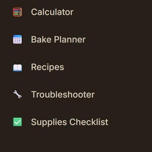 Op de afbeelding: Een donkerbruin scherm toont het menu van een bak-app. Opties zijn Dashboard, Starter Log, Bake Log, Calculator, Bake Planner, Recepten, Troubleshooter, Supplies Checklist en Light Mode. Er is ook een bericht over het opslaan van gegevens.
