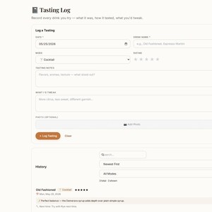Pu&ograve; includere: Un'interfaccia digitale intitolata Tasting Log con campi per data, nome della bevanda, tipo, valutazione, note di degustazione e modifiche. La barra laterale include la navigazione per Drink Recipes Studio con opzioni come Dashboard, Recipes e Inventory.