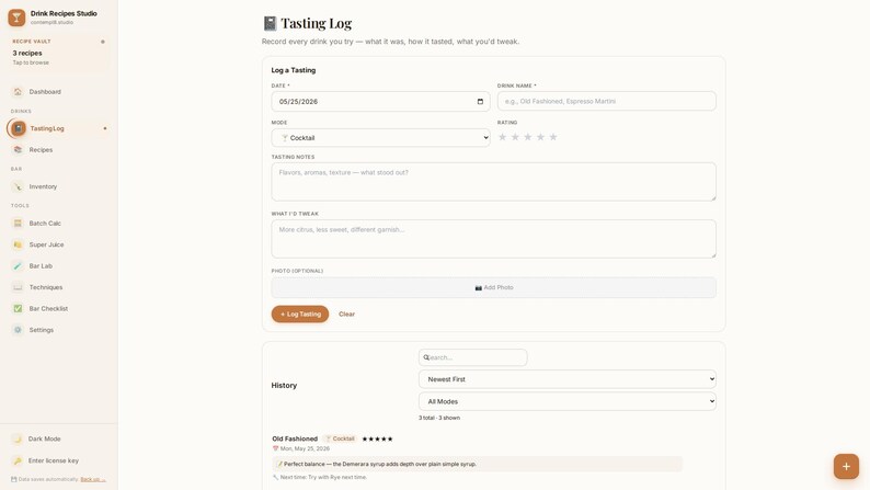 Pu&ograve; includere: Un'interfaccia digitale intitolata Tasting Log con campi per data, nome della bevanda, tipo, valutazione, note di degustazione e modifiche. La barra laterale include la navigazione per Drink Recipes Studio con opzioni come Dashboard, Recipes e Inventory.