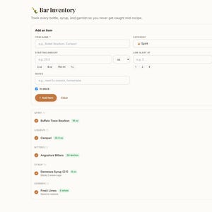 Pu&ograve; includere: Un'interfaccia digitale intitolata Bar Inventory di Drink Recipes Studio. Lo schermo mostra campi di inserimento per aggiungere articoli, inclusi nome, categoria, quantit&agrave; iniziale e avvisi, insieme a un elenco dell'inventario attuale.
