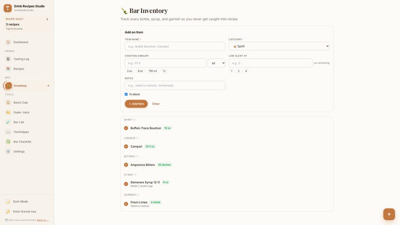 Pu&ograve; includere: Un'interfaccia digitale intitolata Bar Inventory di Drink Recipes Studio. Lo schermo mostra campi di inserimento per aggiungere articoli, inclusi nome, categoria, quantit&agrave; iniziale e avvisi, insieme a un elenco dell'inventario attuale.