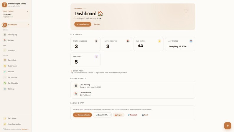 Pu&ograve; includere: Un'interfaccia dashboard digitale intitolata Drink Recipes Studio con un menu laterale e un'area di contenuto principale che mostra statistiche su degustazioni, ricette salvate, valutazione media e data dell'ultima degustazione effettuata.