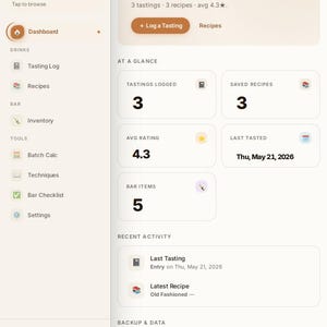 Pu&ograve; includere: Un'interfaccia digitale per Drink Recipes Studio che mostra una dashboard con statistiche che includono 3 degustazioni, 3 ricette e una valutazione media di 4,3. Il layout presenta una barra laterale con strumenti e un pannello di attivit&agrave;.