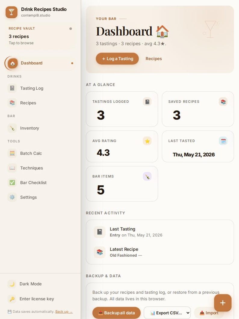 Pu&ograve; includere: Un'interfaccia digitale per Drink Recipes Studio che mostra una dashboard con statistiche che includono 3 degustazioni, 3 ricette e una valutazione media di 4,3. Il layout presenta una barra laterale con strumenti e un pannello di attivit&agrave;.