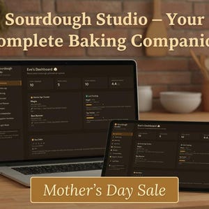 Könnte beinhalten: Ein Laptop und ein Tablet zeigen ein Back-Dashboard mit dem Text "Sourdough Studio - Your Complete Baking Companion". Ein Glas Mehl, Brot und eine Kaffeetasse stehen auf dem Holztisch. Das Bild enthält auch den Text "Mother's Day Sale".