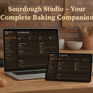 Op de afbeelding: Een laptop en tablet tonen een bakdashboard met de tekst "Sourdough Studio - Your Complete Baking Companion". De apparaten staan op een houten oppervlak met bloem, broodjes en een koffiekopje. De achtergrond is een bakstenen muur.
