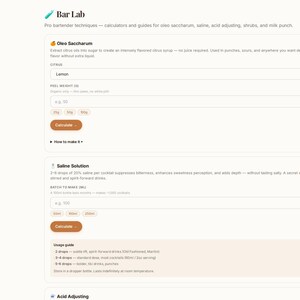 Pu&ograve; includere: Un'interfaccia digitale intitolata Bar Lab con calcolatori per Oleo Saccharum e soluzione salina. Il layout include campi di input per agrumi, peso della buccia in grammi e volume in millilitri, con pulsanti arancioni etichettati Calculate.