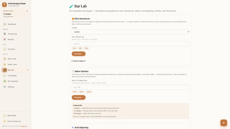Pu&ograve; includere: Un'interfaccia digitale intitolata Bar Lab con calcolatori per Oleo Saccharum e soluzione salina. Il layout include campi di input per agrumi, peso della buccia in grammi e volume in millilitri, con pulsanti arancioni etichettati Calculate.