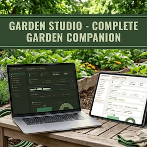 Op de afbeelding: Een laptop en tablet met tuinbouwsoftware staan op een houten tafel, met de tekst "GARDEN STUDIO - COMPLETE GARDEN COMPANION". Tuinhandschoenen liggen in de buurt. De achtergrond is een weelderige tuin met zonnebloemen.