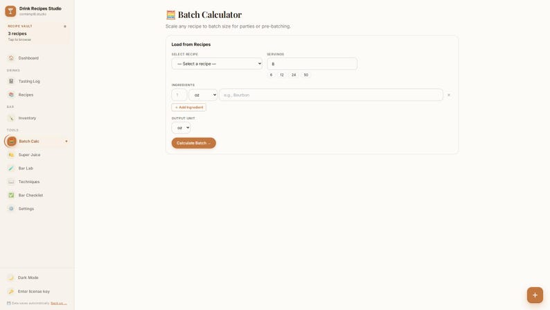 Pu&ograve; includere: Un'interfaccia digitale per un'applicazione di calcolo dei lotti con una barra laterale contenente link di navigazione come Dashboard, Tasting Log e Recipes. L'area principale include campi per selezionare una ricetta, inserire le porzioni, elencare gli ingredienti e un pulsante per calcolare il lotto.