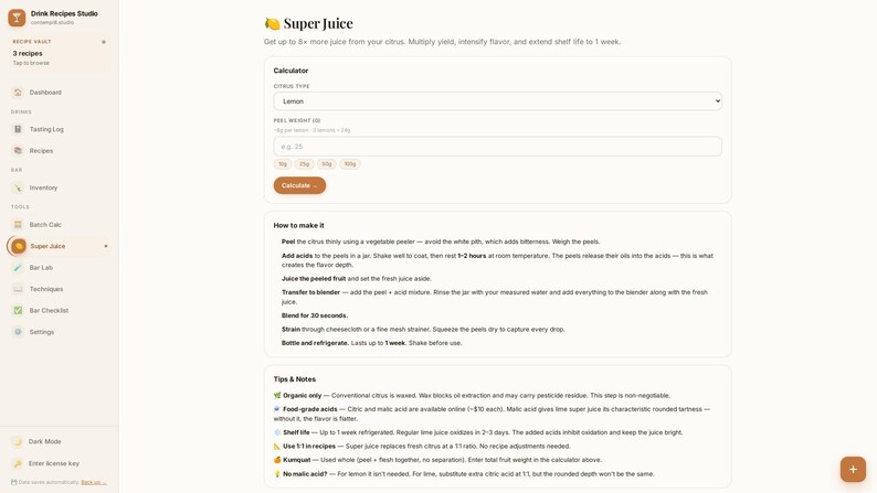 Pu&ograve; includere: Un'interfaccia digitale intitolata Super Juice che presenta un calcolatore di ricette per scorze di agrumi, istruzioni per miscelare il succo con acidi e una sezione per consigli e note. La barra laterale mostra opzioni di navigazione.