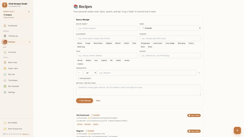 Pu&ograve; includere: Un'interfaccia digitale per Drink Recipes Studio che mostra un archivio di ricette. Lo schermo presenta campi di inserimento per nome, tipo, bicchieri, guarnizione, base e fonte, insieme a un elenco di ingredienti e una sezione per le istruzioni.