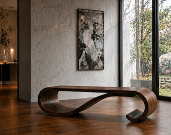 Banco escultural de nogal macizo, mueble de lujo para sala de estar de mediados de siglo.