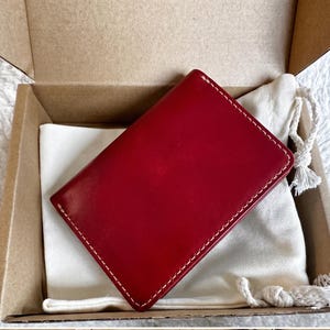 Copertina per passaporto in pelle conciata al vegetale con olio e cera rossa, patina invecchiata, organizer da viaggio