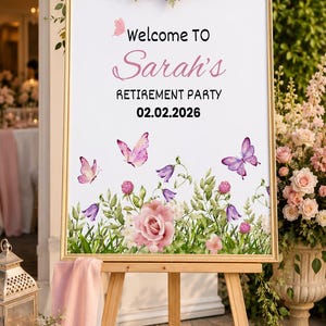 Puede incluir: Un letrero rectangular en un marco dorado sobre un caballete de madera con el texto Welcome TO Sarah's RETIREMENT PARTY 02.02.2026. El diseño incluye ilustraciones en acuarela de mariposas rosas y moradas, follaje verde y rosas.