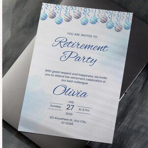 Könnte beinhalten: Eine weiße Einladungskarte für eine Abschiedsfeier mit blauen und grauen hängenden Ornamenten und Luftschlangen. Der Text lautet: You are invited to Retirement Party, With great respect and happiness, we invite you to attend the retirement celebration of our best colleague, Olivia, Sunday July 27 2030 at 9 Pm, 123 Anywhere St., Any City, ST 12345.