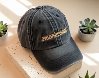 Gorro lavado bordado con la frase "Sobreestimulada", regalo para mamá.