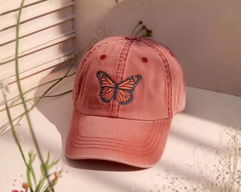 Gorra estilo "dad cap" lavada con bordado de mariposa monarca, regalo para amantes de la naturaleza, sombrero floral de verano