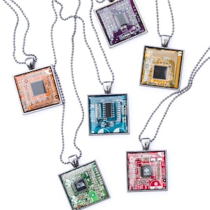 Collier techie - collier circuit imprimé - collier carré geek - carte mère d'ordinateur recyclée