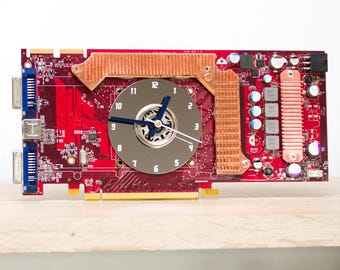 Bureauklok gemaakt met rode grafische kaart