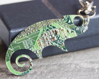 Printplaat Chameleon hagedis - broche, sleutelhanger of tas tag - gerecycleerd cadeau, computer nerd cadeau, nerdy, wetenschapsgeek