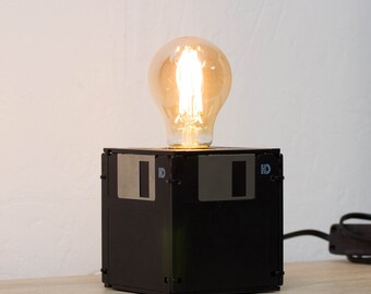 Lampe à poser fabriquée avec des disquettes recyclées