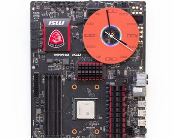 Wandklok gemaakt van een donkerbruine printplaat met een rode wijzerplaat, klaar voor verzending