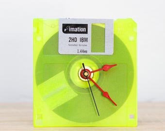 Felle neon gerecycleerde diskette-bureauklok, klaar voor verzending