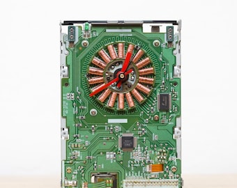 Bureauklok gemaakt van een diskettestation van 3 1/2 inch, FDD-klok, gerecyclede computerklok, cadeau computernerd