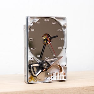 Reloj de escritorio - Reloj de disco duro de computadora reciclado, reloj HDD, regalo para papá, regalo único para geek, regalo de graduación