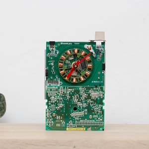 Reloj de escritorio hecho con una unidad de disquete de 3 1/2 pulgadas, reloj FDD, reloj de computadora reciclado, regalo para un nerd de la informática