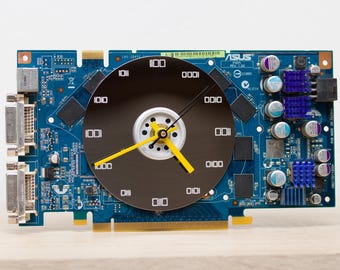 Bureauklok gemaakt van gerecyclede blauwe grafische kaart