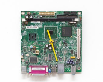 Unieke wandklok - klein gerecycled computermoederbord, groen - klaar voor verzending