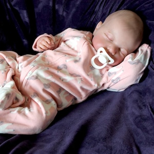 Levensechte reborn-babypop van 20 inch: roze eenhoorn-fleece-slaper