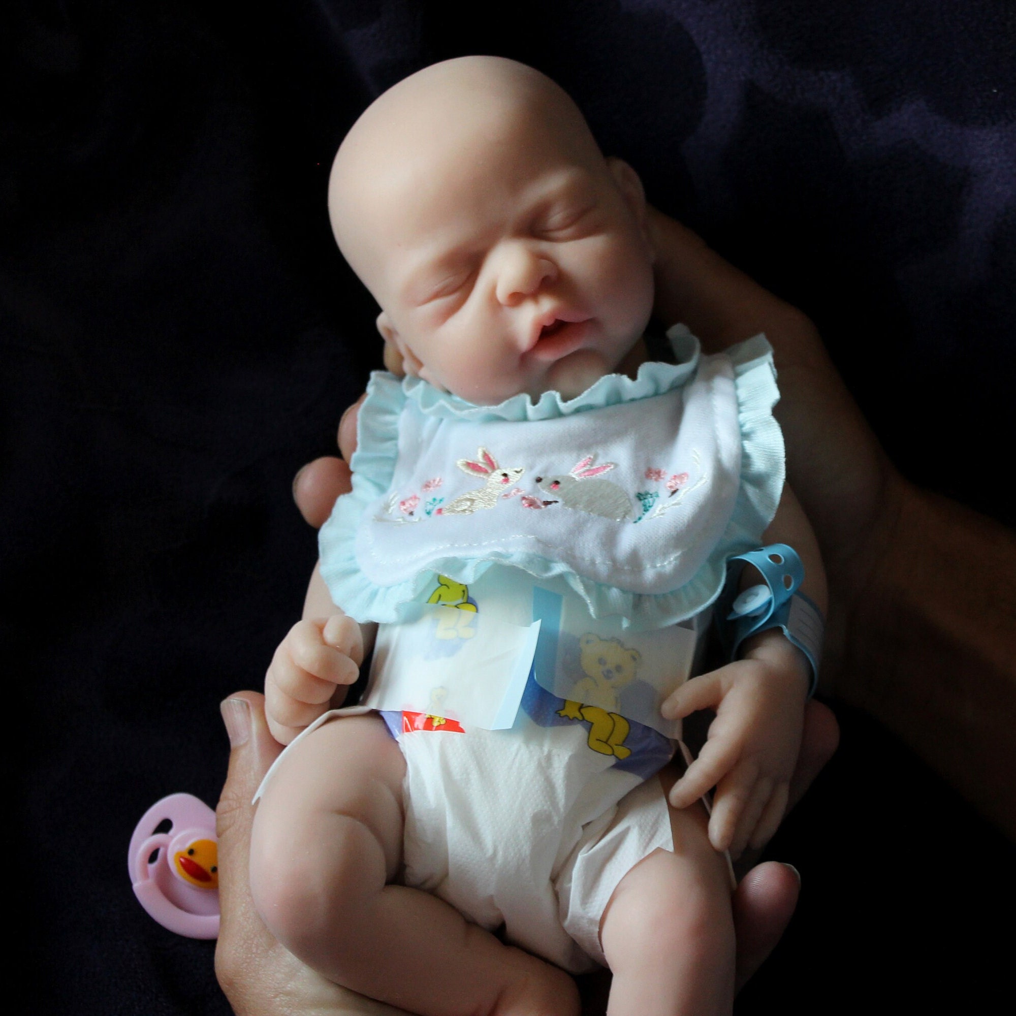 Muñecas de bebé Reborn realistas de cuerpo completo de silicona, linda niña  recién nacida con cabello rizado (vestido azul LT)