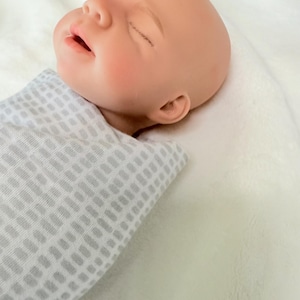 Realistische siliconen babypop: 13" Reborn Ecoflex-pop afbeelding 3