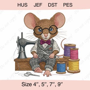 Pode incluir: Um design de bordado com um rato castanho a usar óculos pretos redondos, camisa branca, laço roxo e colete e calças cinzentas aos quadrados. O rato está sentado numa superfície de madeira com uma máquina de costura, tesoura e bobines de fio azul, roxo, rosa e amarelo. Texto: HUS JEF DST PES e Size 4", 5", 7", 9".