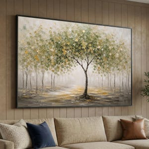 Puede incluir: Una gran pieza de arte mural rectangular que presenta una pintura al óleo de una escena forestal con un árbol central. La obra utiliza una paleta de tonos verde salvia, oliva y dorado con pinceladas gruesas y texturizadas sobre un fondo neutro.